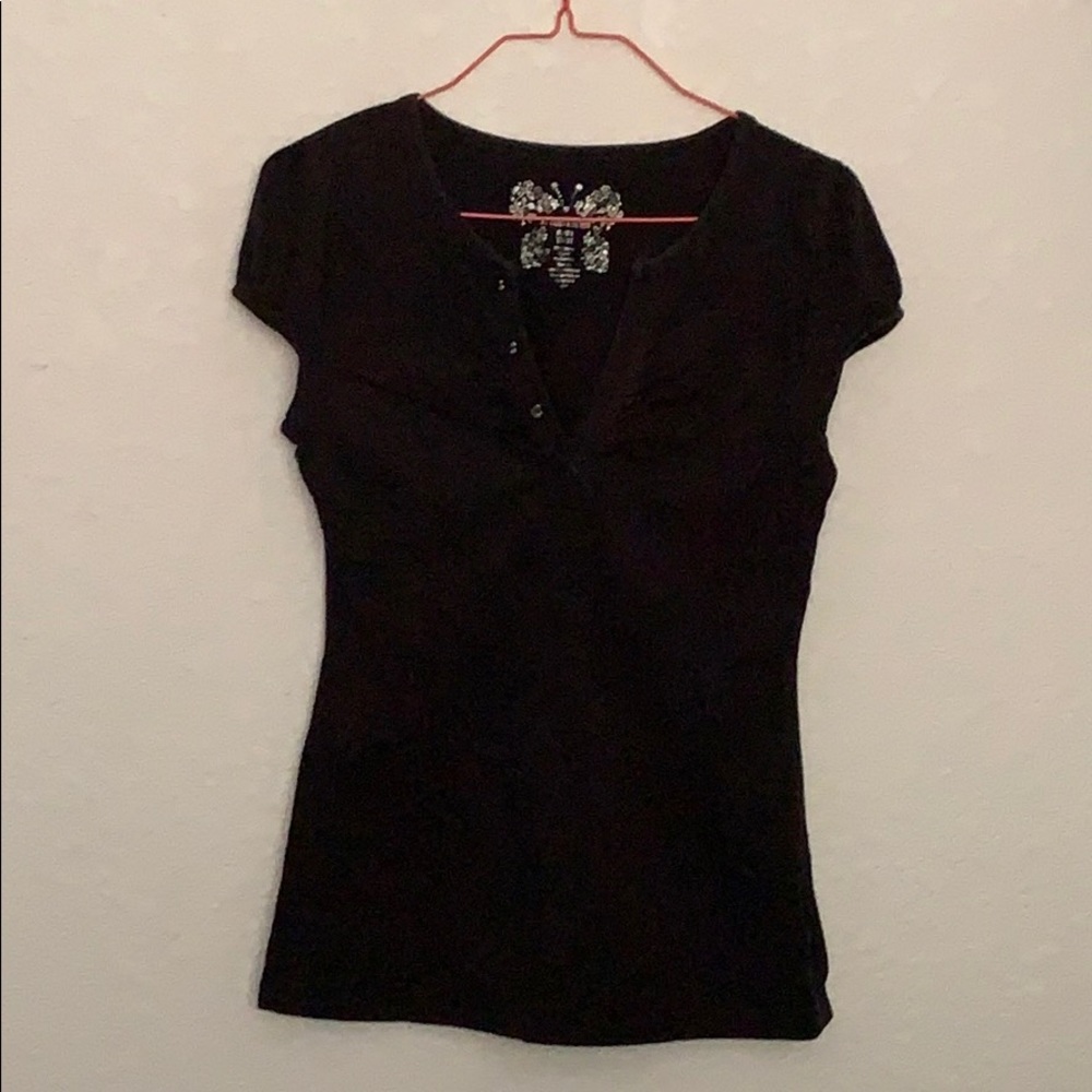 Black fitted T